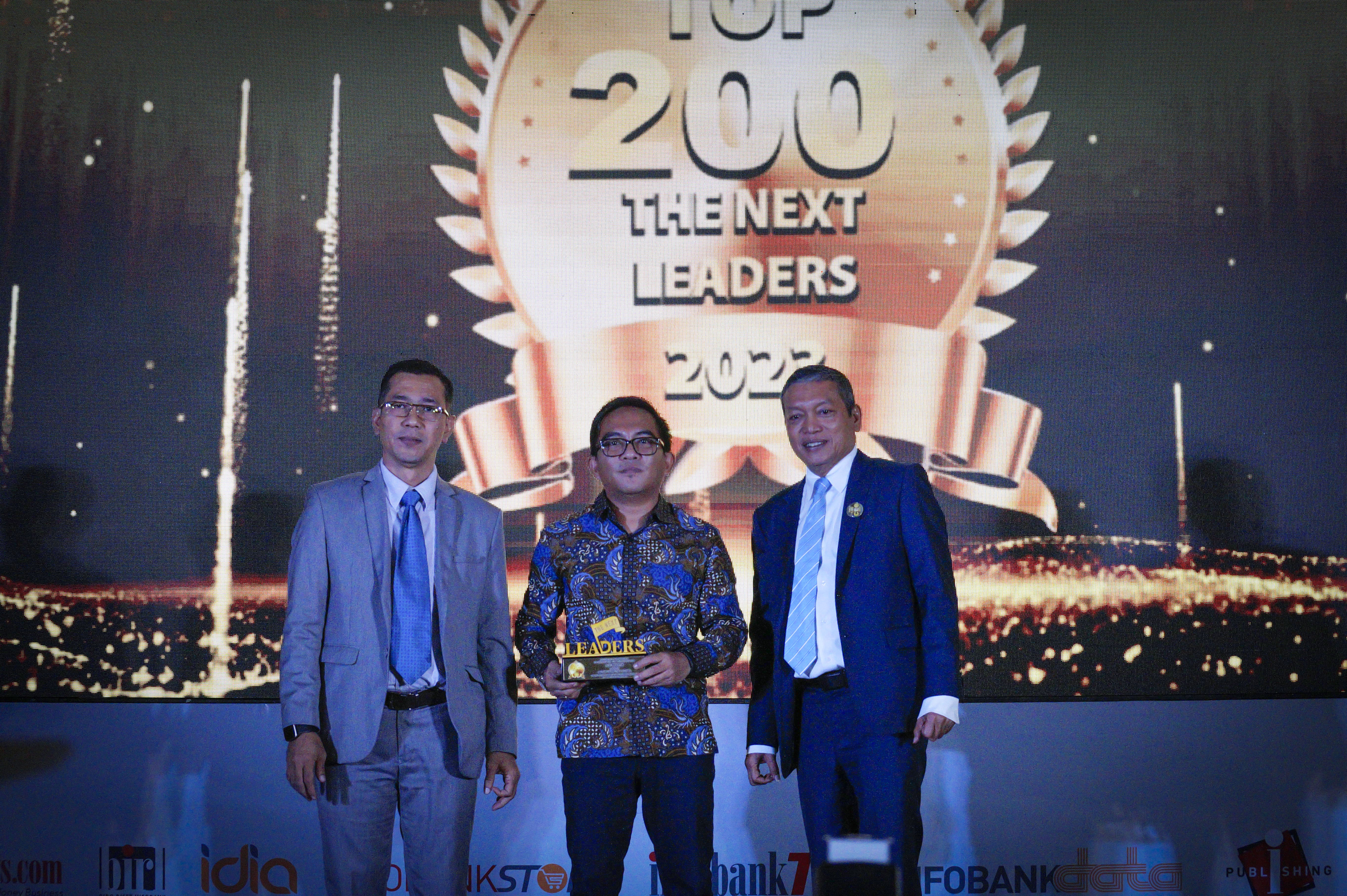 Dua Direktur dari PT Asuransi Jiwa Reliance Indonesia Bapak Yudi Prihatin dan Bapak Hery Suprianto meraih penghargaan The Next 200 Leaders Forum 2023